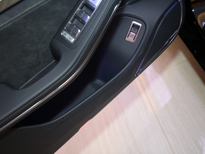 2020款3.0T 智联旗畅版 前门储物空间