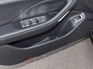 2023款2.0T 致美版 前门储物空间