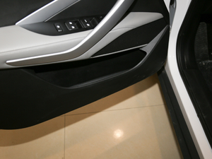 2019款1.5L CVT乐享型 国VI 前门储物空间