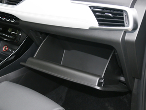 2019款1.5T CVT豪华型 7座 国V 手套箱