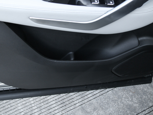 2019款1.5T CVT豪华型 7座 国V 前门储物空间