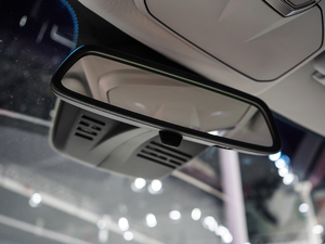 2019款1.5T CVT 24小时在线尊贵型 6座	 空间座椅