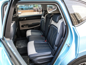 2019款1.5T CVT 24小时在线尊贵型 7座 后排座椅