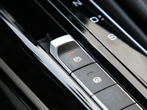 2019款1.5T CVT 24小时在线尊贵型 7座 中控区