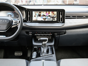 2019款1.5T CVT 24小时在线尊贵型 7座 中控区