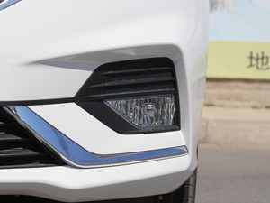 2019款1.5L CVT豪华型 国VI 前雾灯