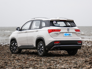2020款1.5T CVT尊贵互联型 6座 左后45度