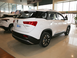 2020款1.5T CVT尊贵互联型 7座 整体外观
