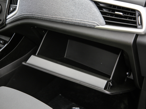 2020款1.5T 手动舒适型 6座 手套箱