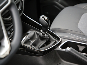 2020款1.5T 手动舒适型 6座 换挡杆