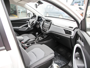 2020款1.5T 手动舒适型 6座 中控区