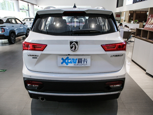 2020款1.5T 手动豪华型 6座 正后	