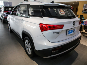 2020款1.5T 手动豪华型 6座 左后45度