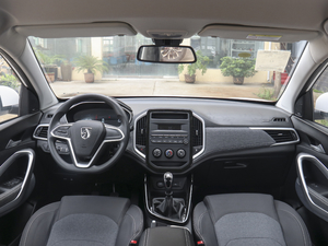 2020款1.5T 手动舒适型 5座 内饰全景