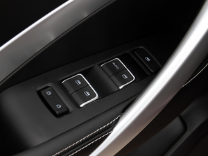 2020款1.5T CVT豪华互联型 6座 主驾车窗控制区	