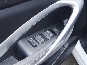 2020款1.5T 手动舒适型 7座 主驾车窗控制区	