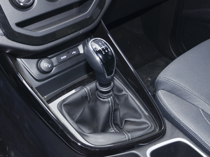 2020款1.5T 手动舒适型 7座 换挡杆