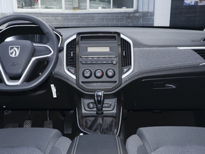 2020款1.5T 手动舒适型 7座 中控台