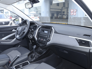 2020款1.5T 手动舒适型 7座 中控区