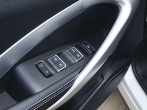2020款1.5T 手动豪华型 5座 主驾车窗控制区	