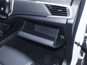 2020款1.5T 手动豪华型 5座 手套箱