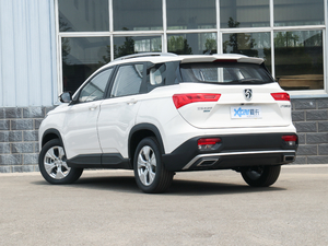 2020款1.5T 手动豪华型 5座 左后45度