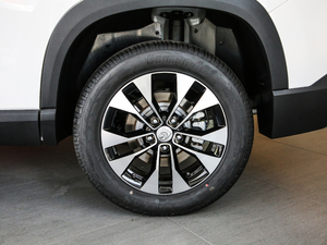 2020款1.5T CVT豪华互联型 5座 轮圈