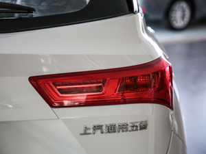 2020款1.5T CVT豪华互联型 5座 尾灯