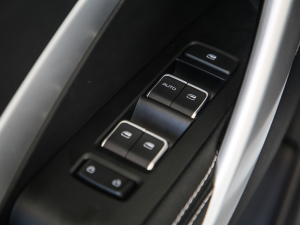 2021款1.5T CVT尊贵互联型 全球车周年纪念版 6座 主驾车窗控制区	