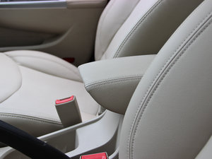 2014款1.5L 自动豪华版 中央扶手箱