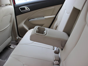 2014款1.5L 自动豪华版 后排中央扶手