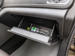 2015款1.8L 手动精英型 手套箱