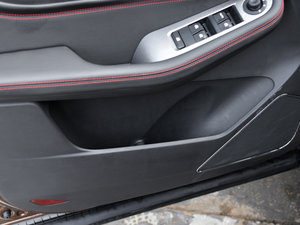 2015款1.8L 手动豪华型 前门储物空间