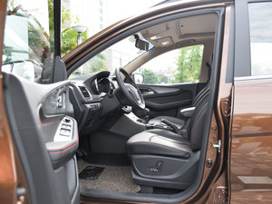 2015款1.8L 手动豪华型 前排空间
