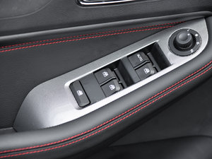 2015款1.8L 手动豪华型 主驾车窗控制区	