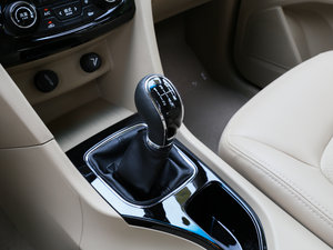 2016款1.8L 手动豪华型 7座 换挡杆