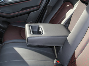 2016款1.8L 手动豪华型 后排中央扶手