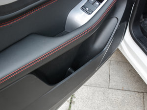 2016款1.8L iAMT豪华型 前门储物空间