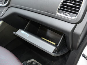 2016款1.8L iAMT豪华型 手套箱