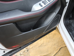 2016款1.8L 手动舒适型 前门储物空间