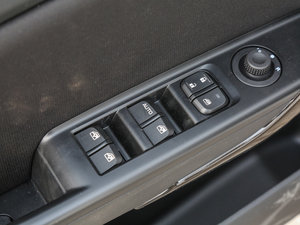 2016款1.2L 手动舒适型 主驾车窗控制区	