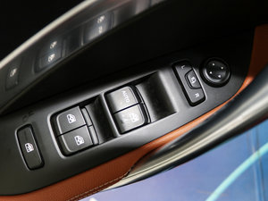 2017款1.5L 手动豪华型 主驾车窗控制区	