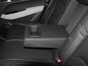 2018款1.8L AMT豪华型 国V 后排中央扶手