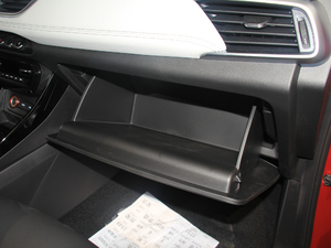 2018款1.8L AMT豪华型 国V 手套箱