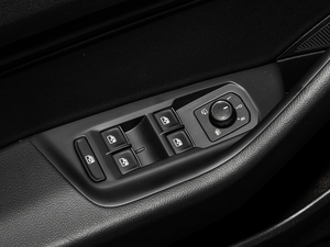2019款330TSI 华颜版 国VI 主驾车窗控制区	