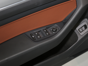 2019款330TSI 魅颜版 国VI 主驾车窗控制区	