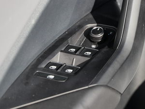 2019款200TSI DSG舒适型 国V 主驾车窗控制区	