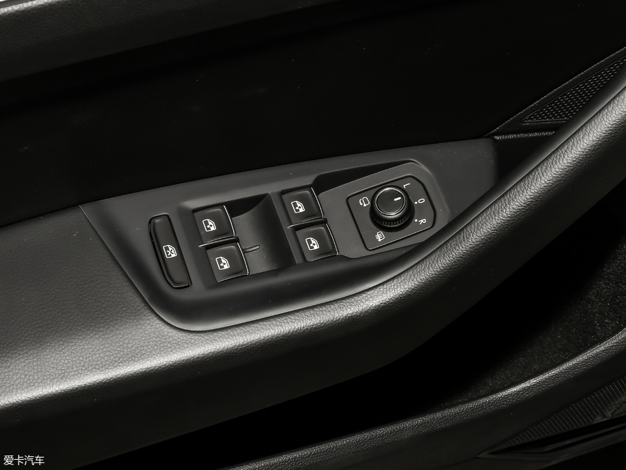 2019���~�v 330TSI DSG ���A�� ��V