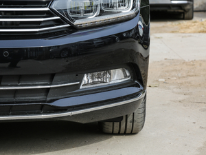 2019款330TSI DSG 豪华型 国V 前雾灯