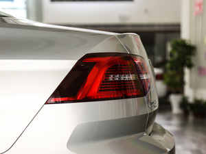 2019330TSI DSG A V ^